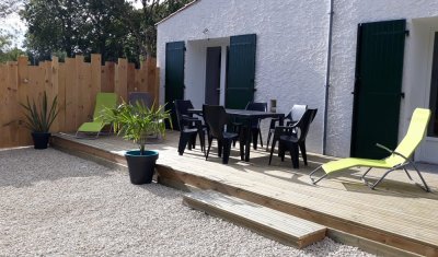 Aménagement extérieur avec terrasse en bois près de Saint-Pierre d'Oléron