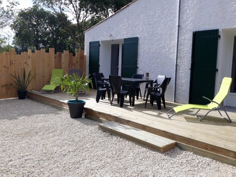 Aménagement extérieur avec terrasse en bois près de Saint-Pierre d'Oléron