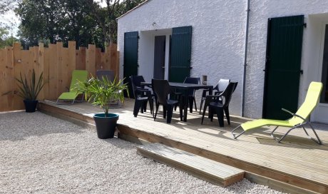 Aménagement extérieur avec terrasse en bois près de Saint-Pierre d'Oléron